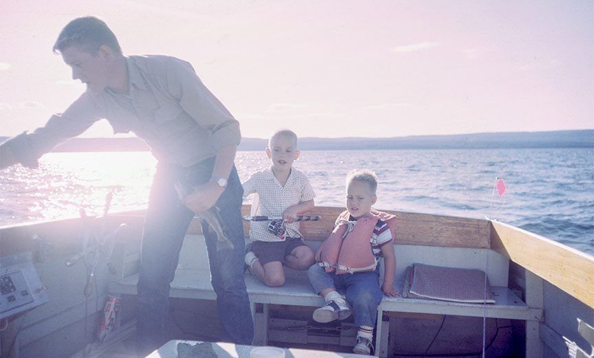 expectativa de los padres: papá enseñando a pescar a sus hijos