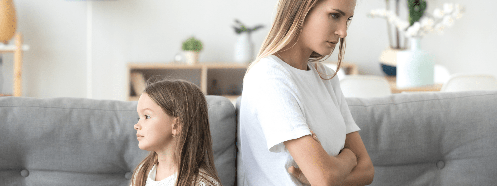 madre e hija de espaldas enfadadas