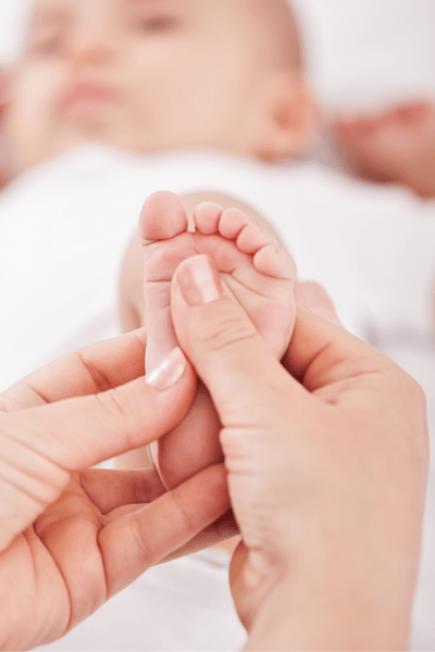 masaje en el pie de bebé